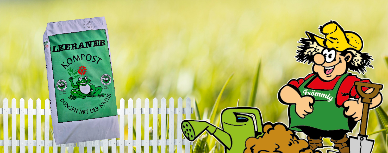 Kompost von Gartenbedarf Frömmig in Zehlendorf - Ein Sack Leeraner Kompost (Frömmig-Eigenmarke) mit einem grünen Froschmotiv und dem Slogan ‚Düngen mit der Natur‘, daneben ein weißer Gartenzaun, eine grüne Gießkanne und eine Cartoon-Gärtnerfigur. Im Hintergrund ein gelb-grünes Wiesenmotiv.