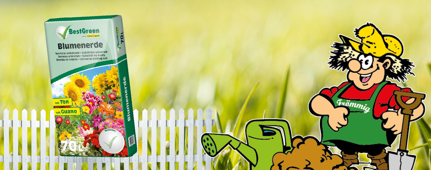 Blumenerde von Gartenbedarf Frömmig in Zehlendorf - Eine Packung Blumenerde der Marke BestGreen (Frömmig Eigenmarke) mit farbenfrohen Blumen auf der Verpackung, daneben ein weißer Gartenzaun, eine grüne Gießkanne sowie eine Cartoon-Figur in Gärtnerkleidung vor einem gelb-grünen Hintergrund.