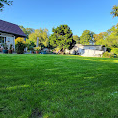 Große gepflegte Rasenfläche mit Garten und Wohnhaus bei Gartenbedarf Frömmig Zehlendorf
